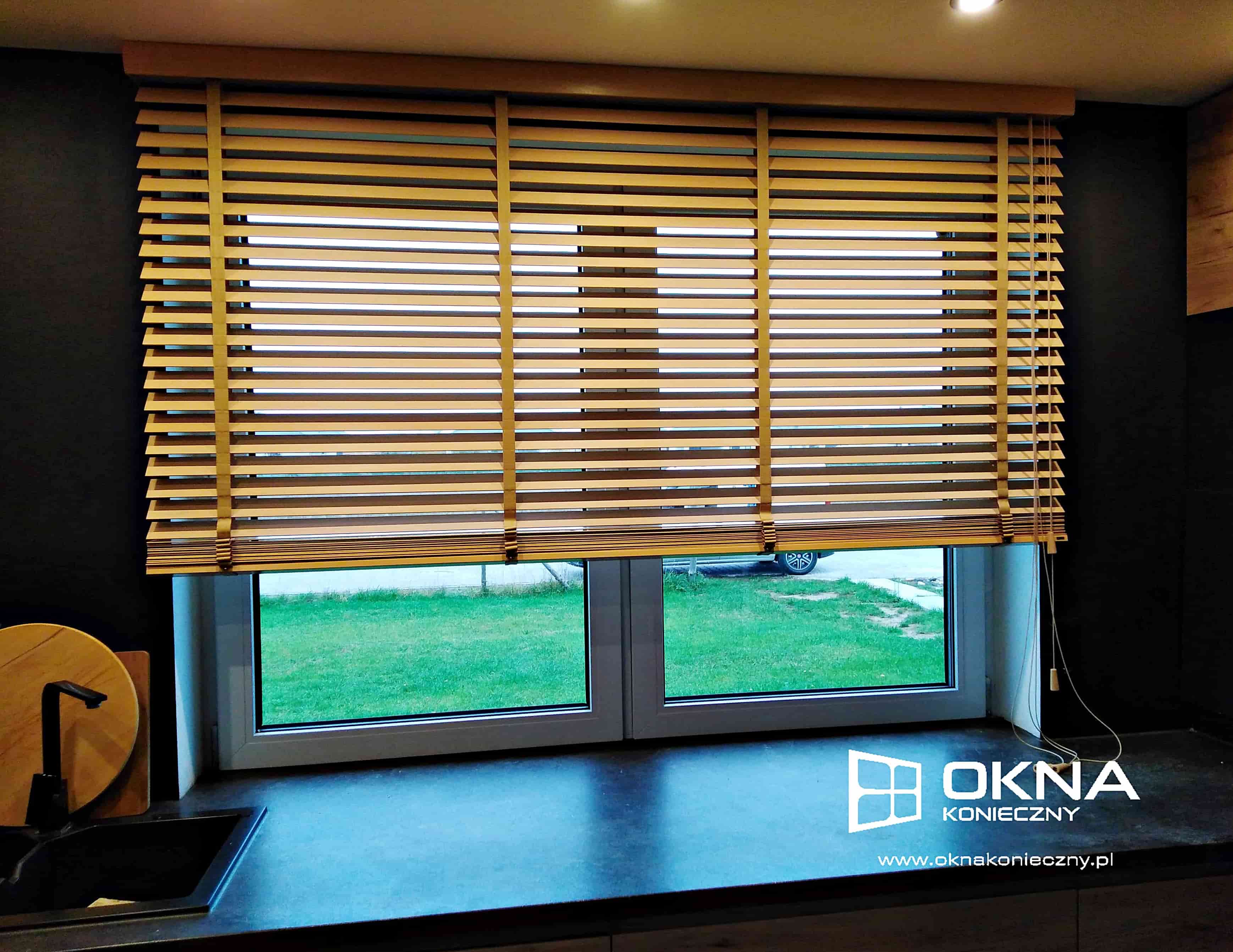 Drewniane żaluzje 70 mm w kuchni