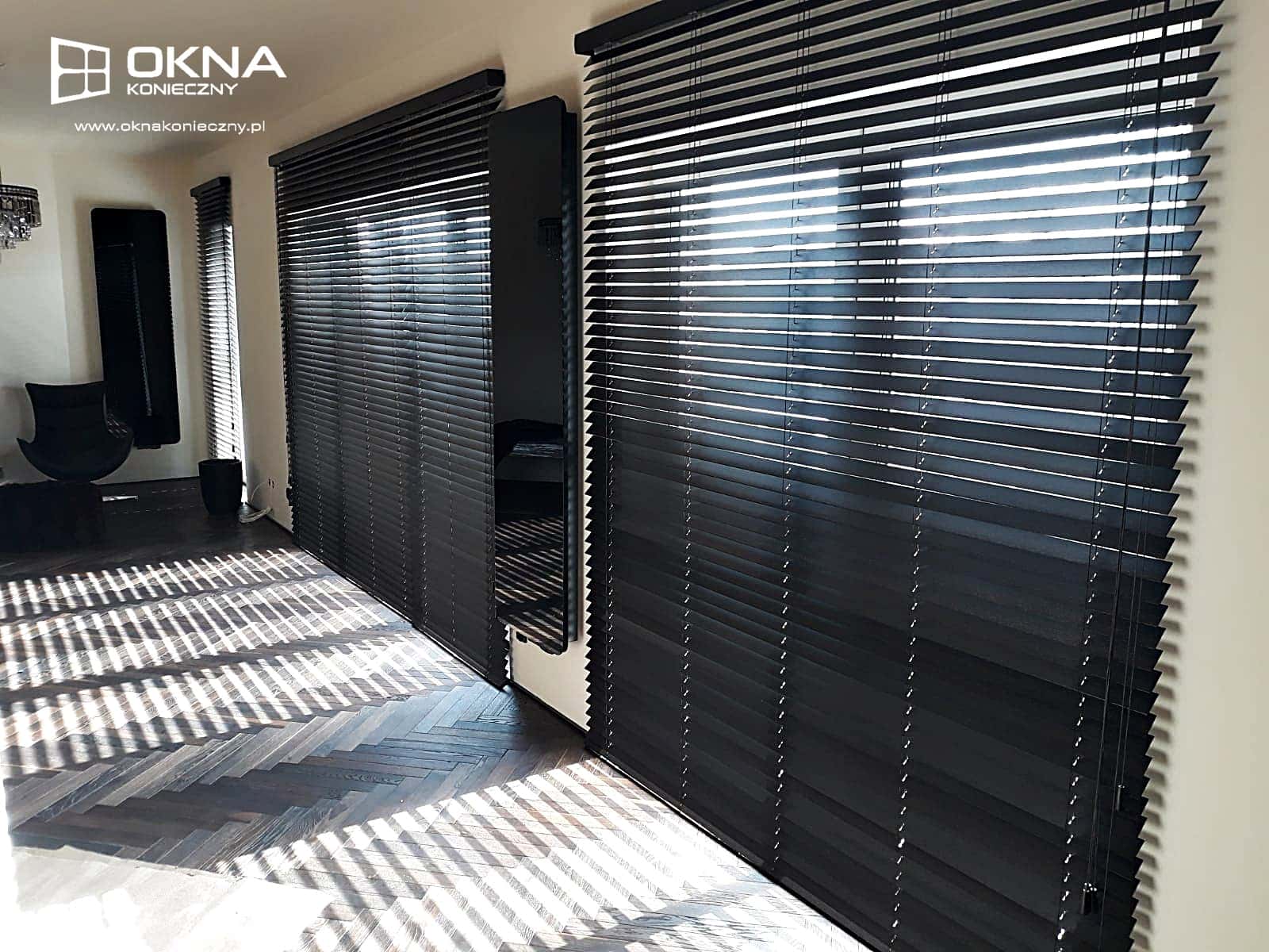 czarne żaluzje drewniane 70 mm