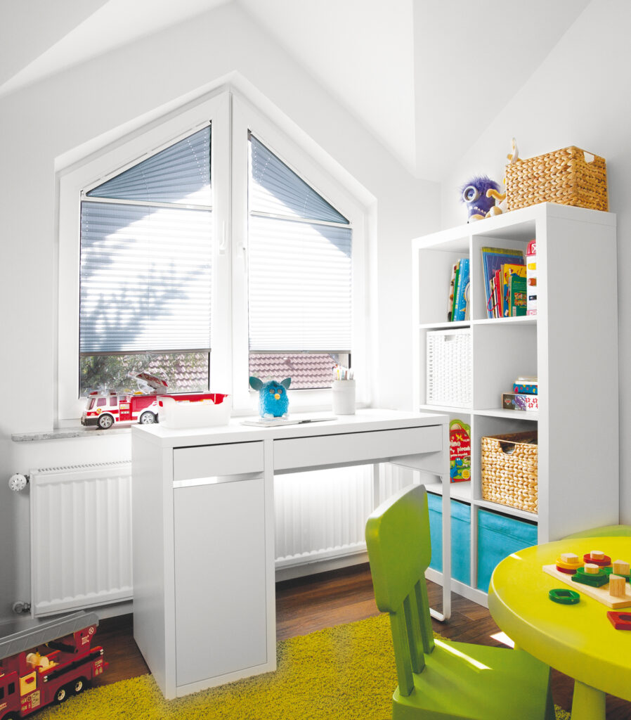 plisa, żaluzja plisowana na oknie o nieregularnym kształcie w pokoju dziecięcym