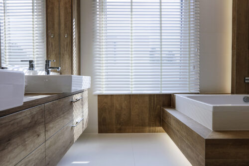 okna konieczny - żaluzje poziome drewniane w łazience - realizacja